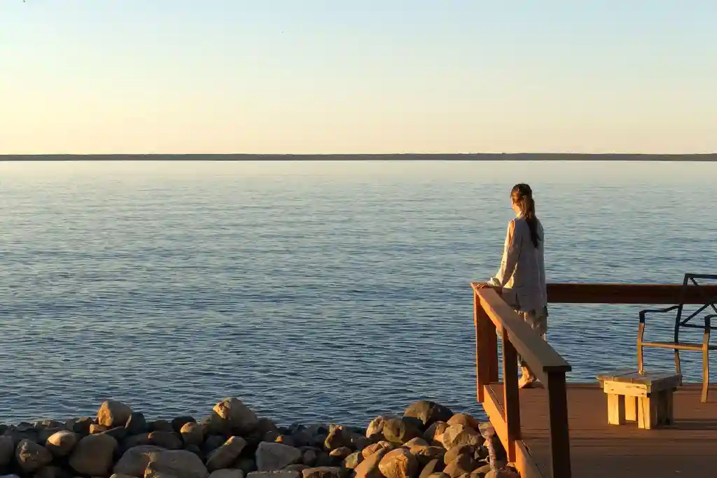 1800x1200_getty_rf_woman_looking_at_sunset_and_sea